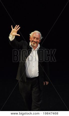 BRIGHTON, Velká Británie-červenec 16: Simon Callow velikánů veřejnost po provedení Shakespeare muž Stratfo