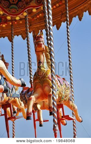 カラフルな馬、カルーセルに乗って