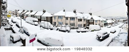冬には雪で覆われて典型的な英語通り