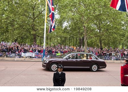 LONDON, İngiltere - 29 Nisan: Kraliçe Elizabeth ve Prens William ve Kate Middleto Edinburgh Dükü