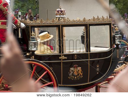 LONDON, İngiltere - 29 Nisan: Kraliçe Elizabeth koçu Prens William ve Kate Middleton düğün, Ap içinde