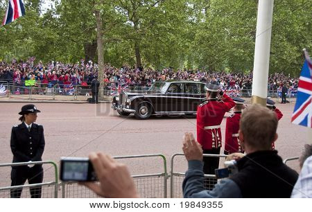LONDON, İngiltere - 29 Nisan: A Rolls-Royce Prens William ve Kate Middleton düğün, Nisan at Mall