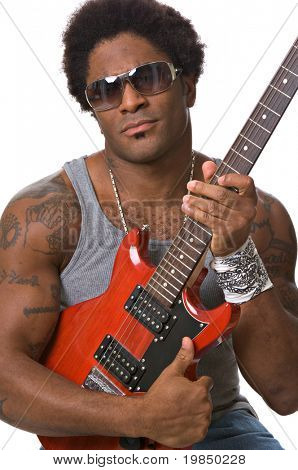 Knappe Afro-Amerikaanse male rockster met een elektrische gitaar