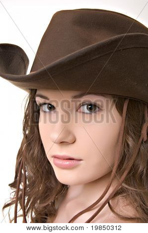 autiful mladá žena nosí kovbojský klobouk izolovaných na bílém pozadí