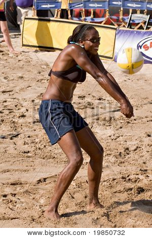 GLENDALE, AZ - settembre 27: 2000 Olympian Annett Davis compete a AVP migliori di Beach volley