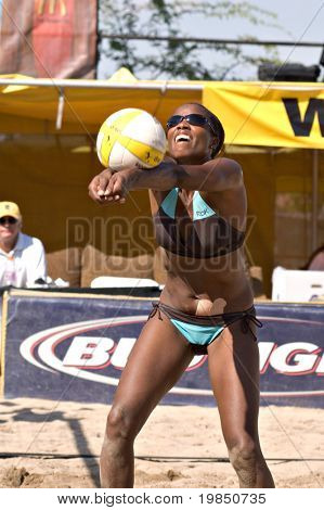 GLENDALE, AZ - settembre 27: 2000 Olympian Annett Davis compete a AVP migliori di Beach volley
