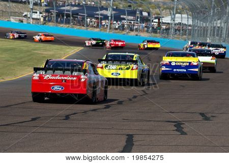AVONDALE, AZ - 10 Nisan: Kasey Kahne (#9) metro taze adlı iki sıra halinde yaş grubu takip 