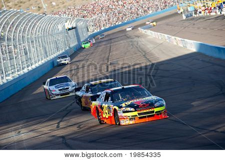 AVONDALE, AZ - 10 เมษายน: Ryan Newman(#39) ผู้ชนะกลุ่มของรถยนต์ที่ลูกค้าเป้าหมายลงในเปิดหนึ่งที่ F รถไฟใต้ดิน
