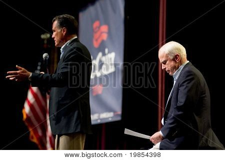 MESA, AZ - 4 de junio: El ex gobernador de Massachusetts Mitt Romney y el senador John McCain aparecen en un remolque
