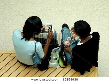 ดู Birdeye ของสองสาวการแบ่งอาหารเป็นซูชิ