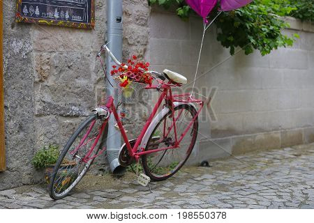 A beaıutiful pinky bike at a street