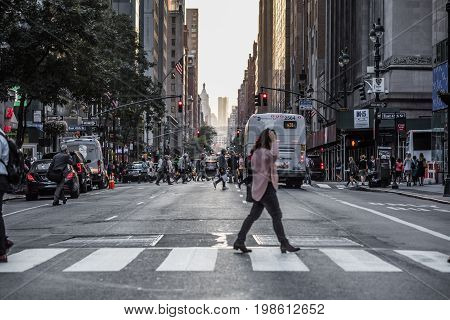 Lexington Crowdy Avenue In Manhattan At Around 5Pm On A Red Light Intersection.