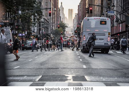 Lexington Crowdy Avenue In Manhattan At Around 5Pm On A Red Light Intersection.