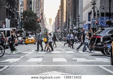 Lexington Crowdy Avenue In Manhattan At Around 5Pm On A Red Light Intersection.