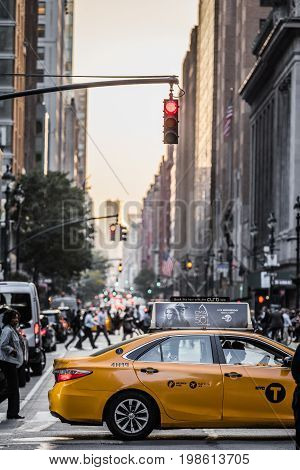 Lexington Crowdy Avenue In Manhattan At Around 5Pm On A Red Light Intersection.