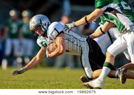 Korneuburg, Österreich-Apr 4: österreichische Fußball-Liga: Wr Jakob Dieplinger (# 1, Jäger) erzielt zwei