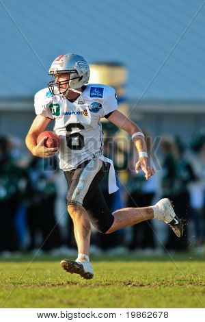 Korneuburg, Österreich-Apr 4: österreichische Fußball-Liga: qb Jason Johnson (# 6, Jäger) löst Mo