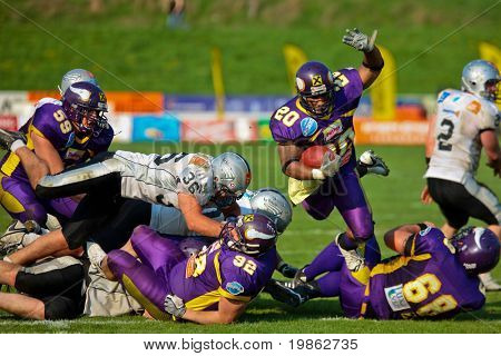 Wien, Österreich-13 April: österreichische Fußball-Liga: Rb Marcus Nolan (# 20, Wikinger) erzielt ein Touch