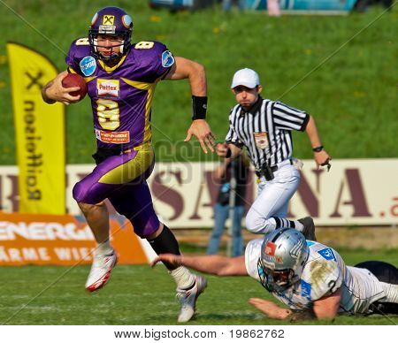 -Wien, Österreich, April 13: Austrian Football League: QB Christoph Gross (#8, Wikinger) und sein Team