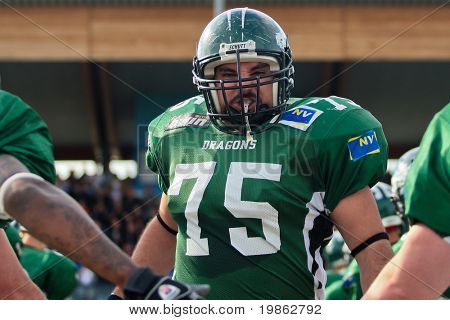 KORNEUBURG, Itävalta - 18 huhtikuu: Itävallan jalkapalloliigan: Uras Aslan (#75, Dragons) ja hänen joukkue w