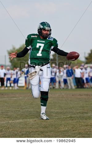 KORNEUBURG, Áustria, 3 de maio: QB Christopher Rufener (n º 7, dragões) em ação como sua equipe perdida 16:3