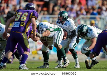 Viena, Áustria - 10 de maio: Liga de futebol austríaco: QB Ryan Rufener (#7, dragões) e o Dr do Danúbio