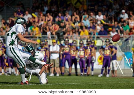 Viena, Áustria - 10 de maio: Liga de futebol austríaco: Kicker Martin Wunderer (#82, dragões) e o 