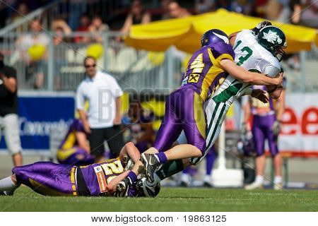Wien, Österreich Mai 10:austrian Football League: Wr Thomas Haider (# 13, Drachen) und der Donau 