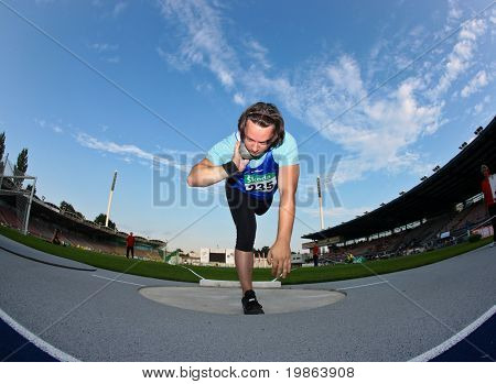 LINZ, Áustria, 1 de agosto Campeonato de Atletismo austríaco: Roland Horstmann (#235) coloca sete