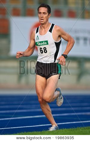 LINZ, Rakousko - 1. srpna: Michael Schmid (č. 68) končí druhý v případě 5000m muži v blízkosti