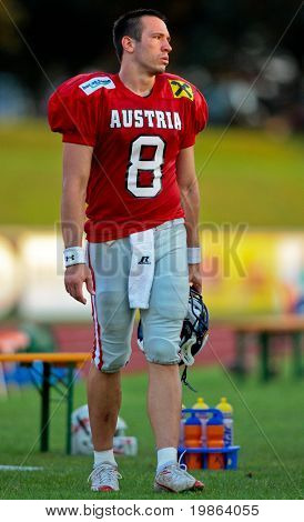 WOLFSBERG, AUSTRIA - 18 sierpnia American Football B-WE: QB Christoph brutto (#8, Austria) i jego zespół