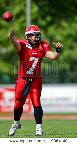 WOLFSBERG, AUSTRIA - 18 agosto American Football B-CE: QB Mathias Lilhauge (#7, Danimarca) e il suo tè