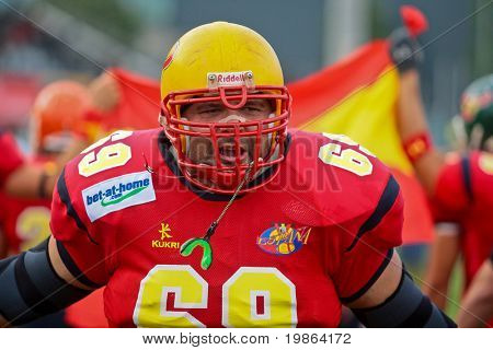 WOLFSBERG, AUSTRIA - 16 agosto: American Football B-CE: OL Fernando Guijarro (#69, Spagna) e il suo te