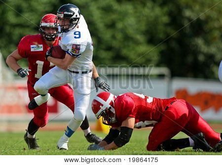 WOLFSBERG, AUSTRIA - 18 agosto: American Football B-CE: RB Stanislav Jantos (#9, Ceca) e il suo team