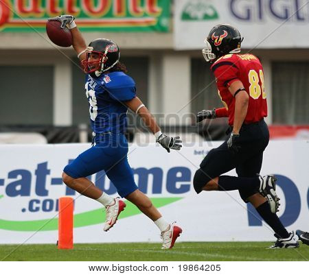 WOLFSBERG, AUSTRIA - 16 agosto American Football B-CE: WR Claudio Mangano (#28, Italia) e il suo team 