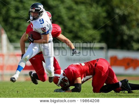 WOLFSBERG, AUSTRIA - 18 agosto American Football B-CE: RB Stanislav Jantos (#9, Ceca) e il suo team 