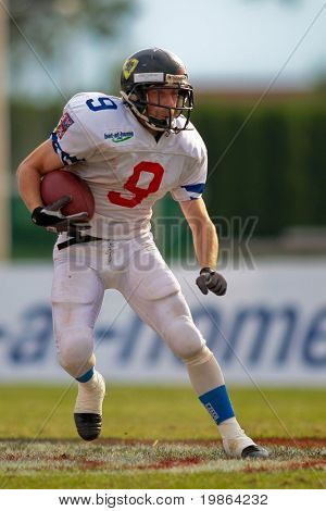 WOLFSBERG, AUSTRIA - 22 agosto American Football B-CE: RB Stanislay (#9, Ceca) e la sua squadra battere I
