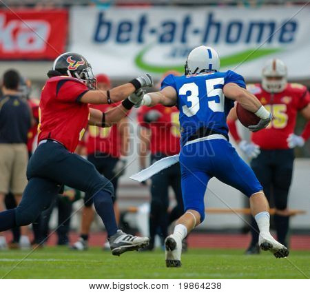 WOLFSBERG, AUSTRIA - 16 agosto American Football B-CE: DB Mike Salerno, Italy (#35) e il suo team di bea