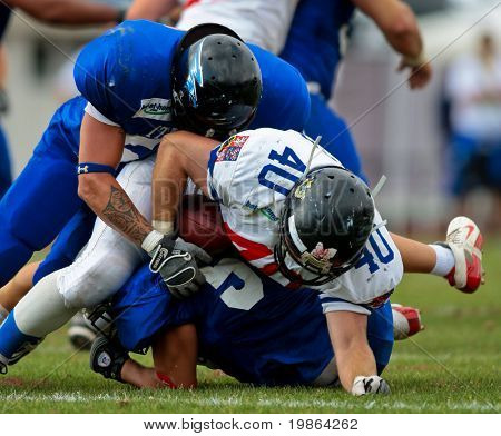 WOLFSBERG, AUSTRIA - 22 agosto American Football B-CE: RB Martin Dlouhy (#40, Ceca) e il suo team