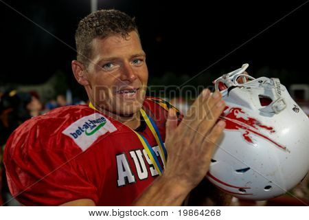 WOLFSBERG, AUSTRIA - 22 agosto American Football B-CE: QB Andreas Diwald (#11, Austria) e il suo tè