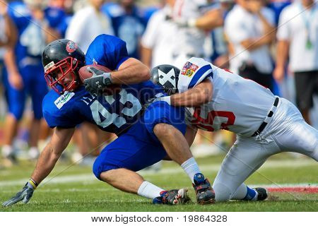WOLFSBERG, AUSTRIA - 22 agosto: American Football B-CE: TE Giuseppe Strano (#43, Italia) e il suo team