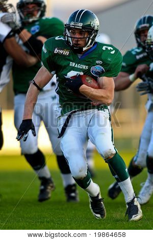 KORNEUBURG, 오스트리아-4 월 17 일: RB Andrej Kliman (#3 용) 다뉴브 용 이길 토 농 블랙 펜 실바 니 아
