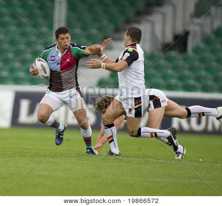 TWICKENHAM UK AUGUST 03, Henry Paul undviger to tacklers spiller i engagere Super League Rugby lea