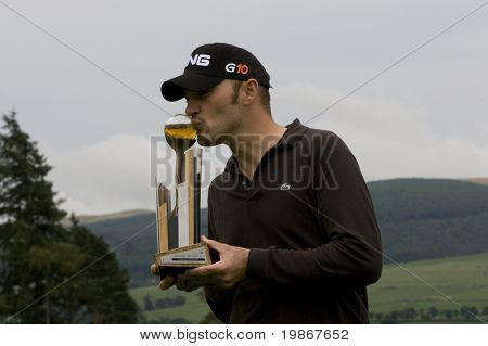 GLENEAGLES SKOTLAND AUGUST 31, Gregory Havret kys trofæet efter at have vundet Johnnie Walker Cla