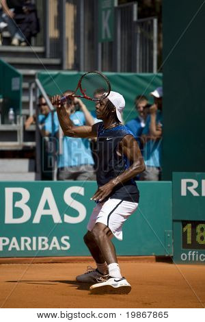 MONTE CARLO MONACO 24. huhtikuuta Gael Monfils FRA v Roger Federer SUI kilpailee ATP Masters-Turn