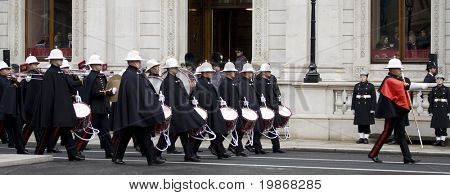 WHITEHALL, Londres - 8 NOV: La bande du mois de mars de The Royal Marines sur la position au cours de la British Royal 