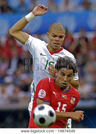 GENEVE - 11 Haziran: Milan Baros n.15 Portekiz Çek Cumhuriyeti ve Pepe n.15 Czec maç sırasında