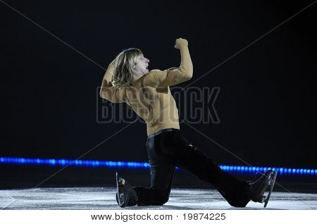 YEREVAN, ARMENIA - 27 dic: Evgeni Plushenko in Yerevan Sport e sala da concerto dopo Karen Demirchyan
