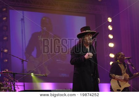 YEREVAN - NOVEMBER 11.: Teljesítményre olasz blues énekes Zucchero során a Krisztián Gasparyan 80ye