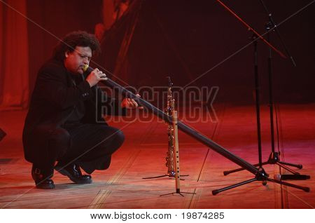 YEREVAN - NOVEMBER 11: Pedro Eustache under Jivan Gasparyan 80years fest om aftenen. November